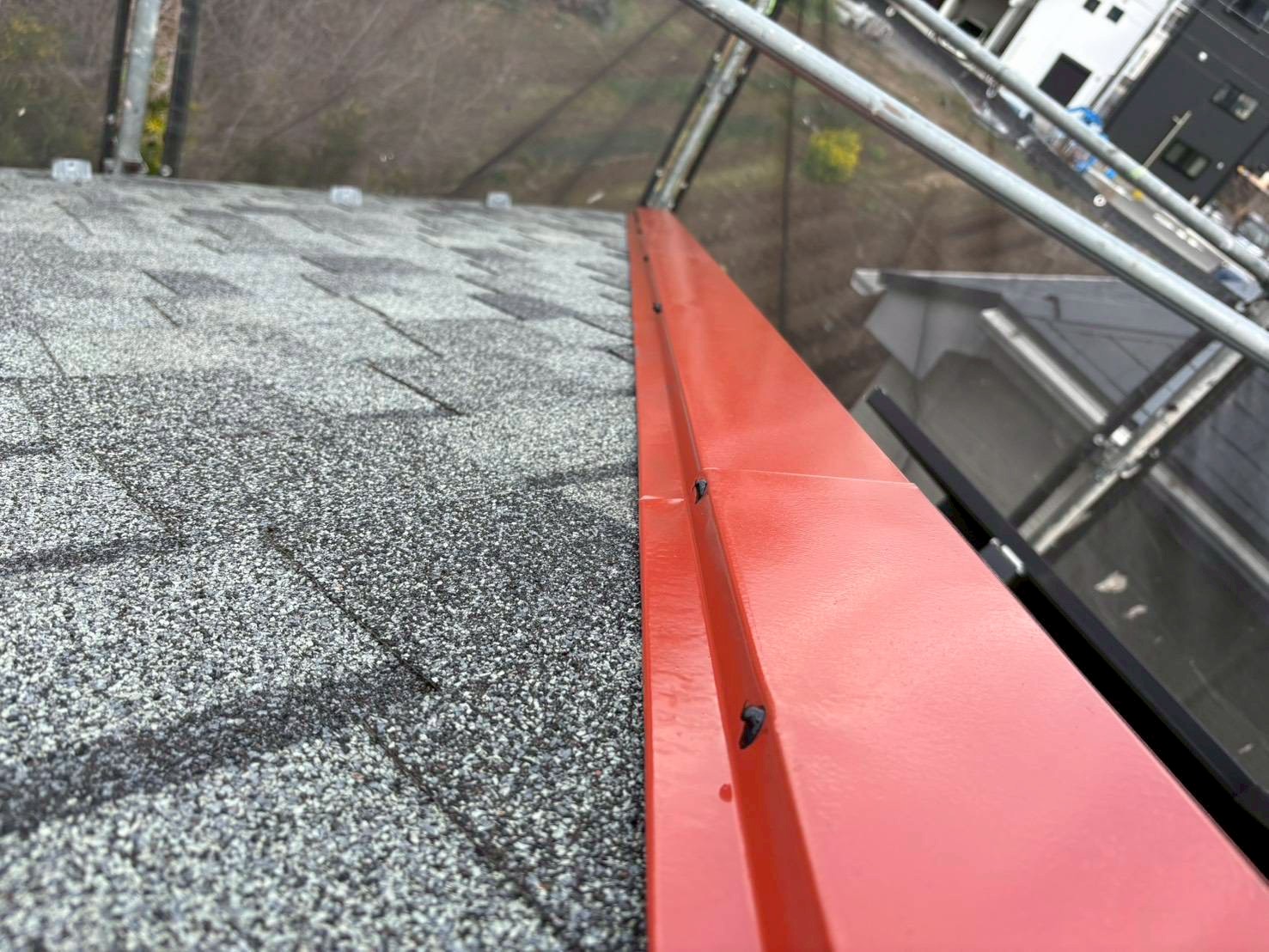 棟板金に固定したビスの頭をシール処理